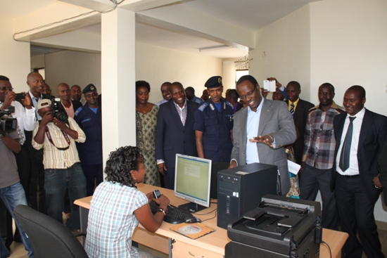 Ndayisaba, umuyobozi w'umujyi wa Kigali, yabonye n'umwanya wo kwerekwa zimwe muri serivisi zizajya zitangirwa kuri uyu murenge.