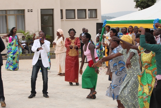 Abatuage bafase umwanya wo kwishimana no gusabana n'abayobozi babo.