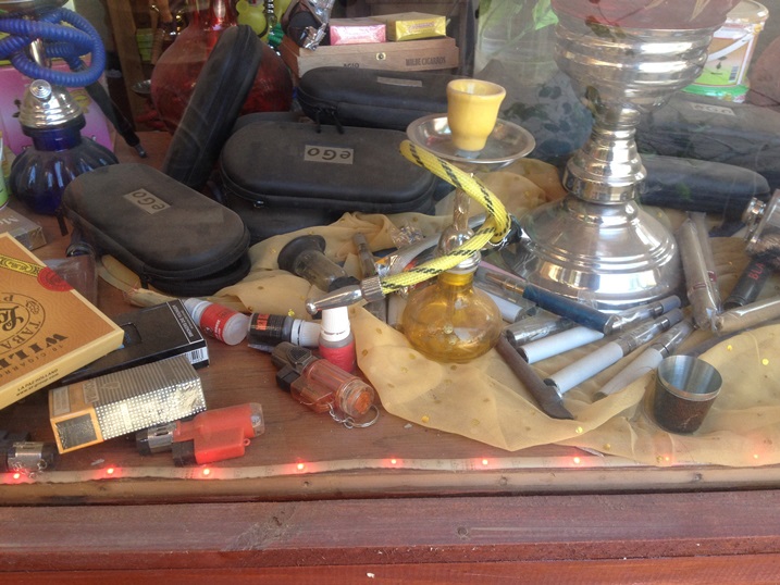 Ibyo nibyo bikoresho bikoreshwa mu kunywa itabi rizwi nka shisha mu bihugu by'Abarabu.