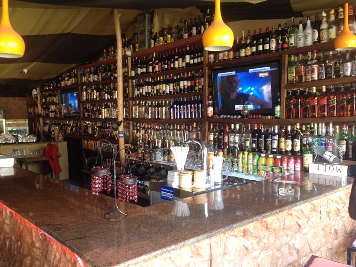 Hagurishwa inzoga zihenze ariko abakoramo bemeza ko abenshi mu bana aribo baziyishyurira.