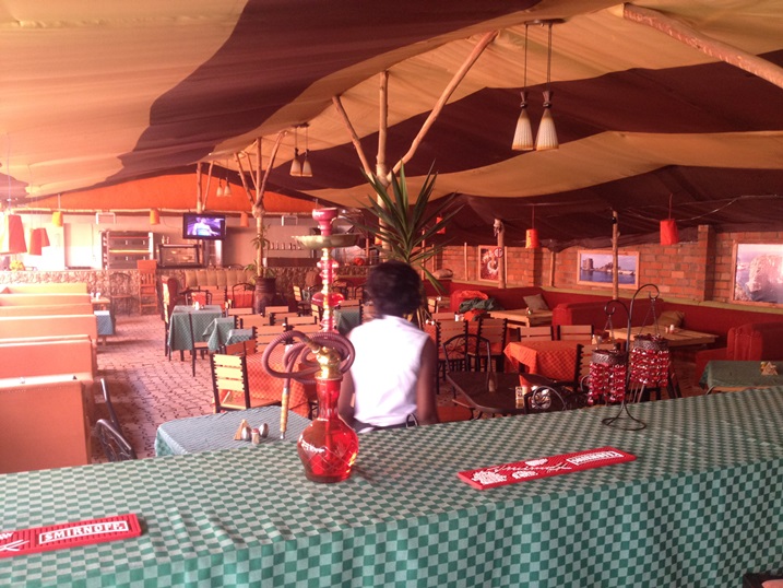 Aho niho Polisi ivuga ko ubwo yazaga yigize abakiriya mu ijoro ryakeye basanze huzuye urubyiruko rwinahi rwasinzwe runanywa amatabi azwi nka shisha.