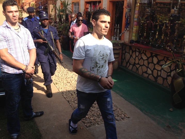 Hassan wambaye amapingu niwe nyir'akabari naho uwo bari kumwe ni murumuna we wamusigariyeho.