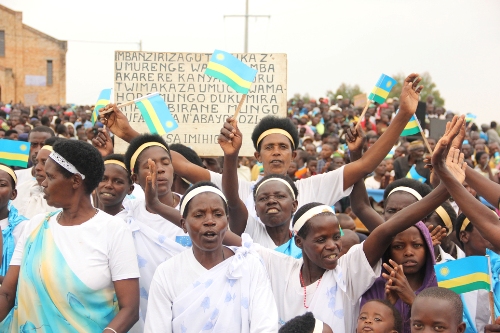 Abaturage bari babukereye, ibyishimo ari byose.