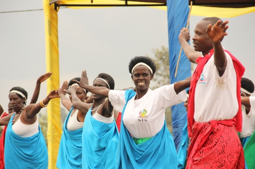 Bamwe mu bagore nabo bagoroye imbavu babyinira ibyo birori.