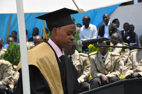 Umunyeshuri uhagarariye abasoje amasomo avuga ijambo ryishimwe.