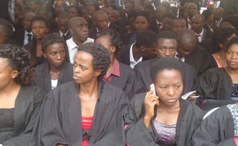 Abanyeshuri bishimiye kuba bahawe impamyabumenyi zabo.