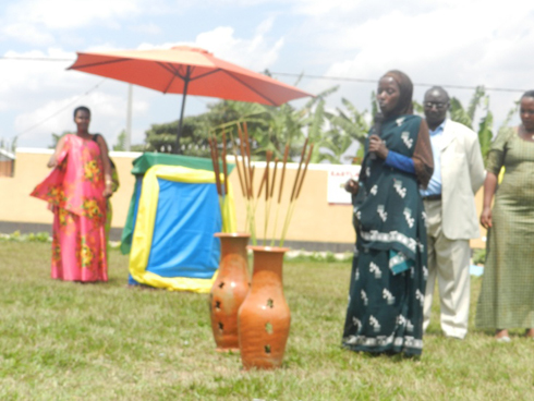 Ibi bivaze byombi byaguzwe ibihumbi 500. Nyirabyo wambaye imyenda y