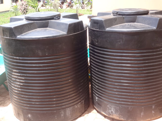 Hanatanzwe ibigega bifata amazi n'amagare.