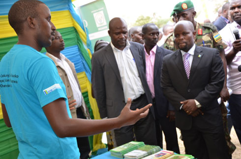 Ibigo bitandukanye bisobanurira minisitiri akarusho k'ikoranabuhanga ryabo.