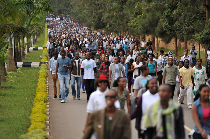 Abatuye umujyi wa Kigali mu Rwanda bitabiriye urugendo rwamagana Jenoside ari benshi.