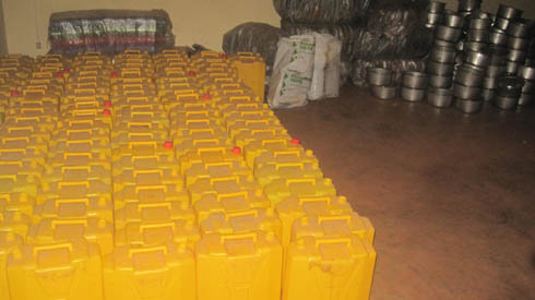 Ibikoresho babazaniye birimo ibiringiti,amajerekani n'amasafuriya.