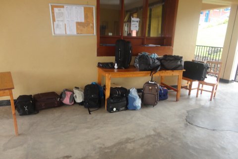 Ibikoresho by'abanyeshuri bari koherezwa gushaka amafaranga byasohowe mu kigo.