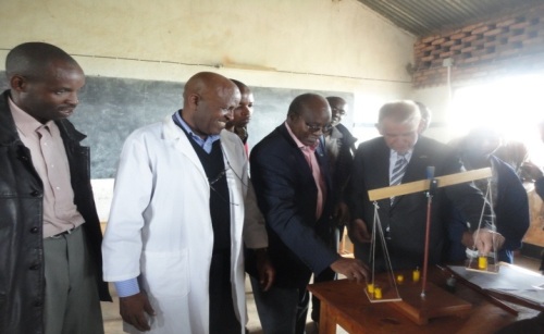 Bamurikirwa bimwe mu bikoresho bya siyansi babahaye (Photo: Musanabera)