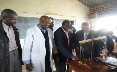 Bimwe mu bikoresho bya siyansi Rhenanie- Paratinat yahaye amashuri arindwi yo mu murenge wa Rutare . (foto.E.Musanabera)