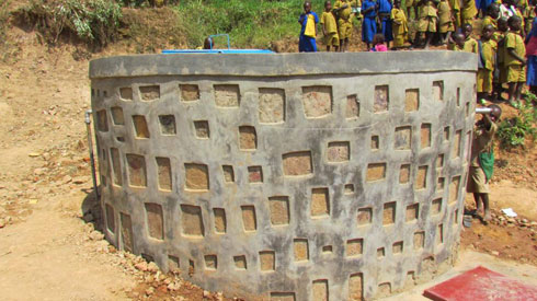 Ibindi bigega byubatswe hanze y'ishuri.