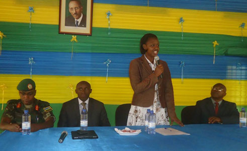 Umunyamabanga wa Leta muri MINISANTE ushinzwe ubuzima rusange n'ubuvuzi bw'ibanze, Dr Anita Asiimwe aganira n'Abayobozi b'ibitaro by'uturere.