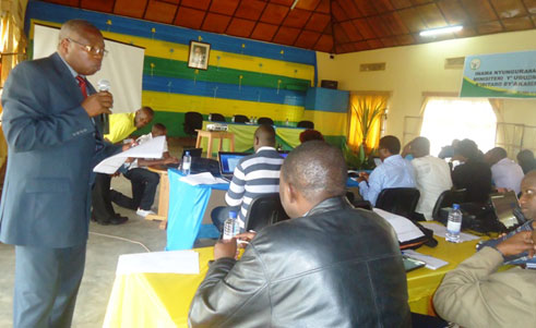 Dr Nsabimana Damien uyobora ibitaro bya Kibogora asobanurira abayobozi b'ibitaro bagenzi be uko bita ku isuku na serivise nziza kandi bigashoboka.