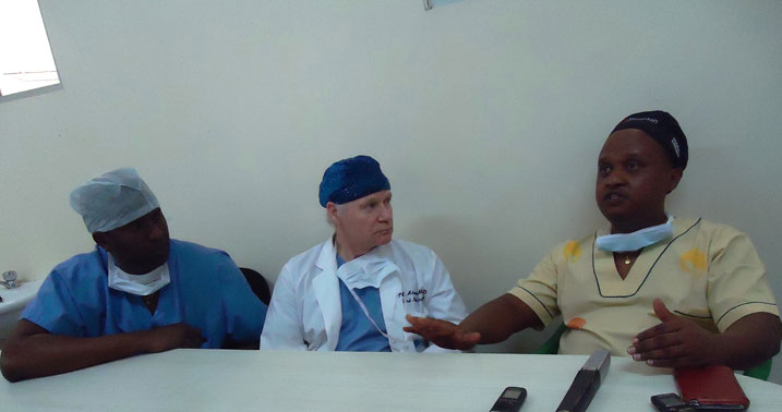  Lt. Col. Dr Furaha(iburyo), Prof Adamson (umuzungu) na Dr Ifepo Sofola bo muri Face the Future Foundation, baganira n'abanyamakuru.