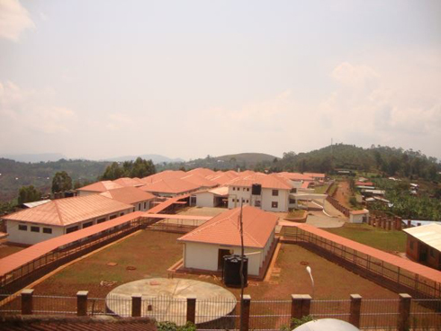 Kuva ku muhanda Kigali-Rusizi ugana ku bitaro bya Bushenge hari umuhanda w