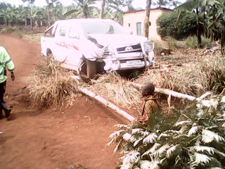 Nyuma yo gukora impanuka, imodoka igiparitse imbere y