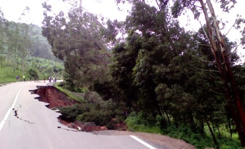 Ibiti byari biri munsi y'umuhanda nabyo byanyereye.