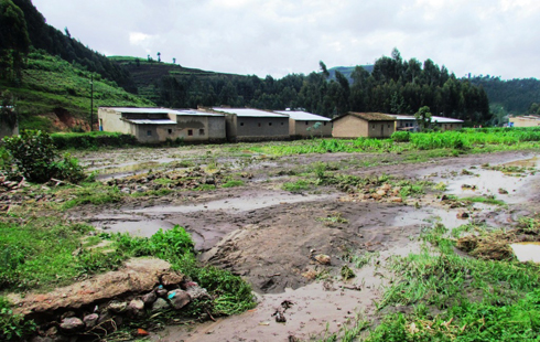 Imyaka y'abaturage yibasiwe n'isuri n'imyuzure hegitari nyinshi zirangirika.