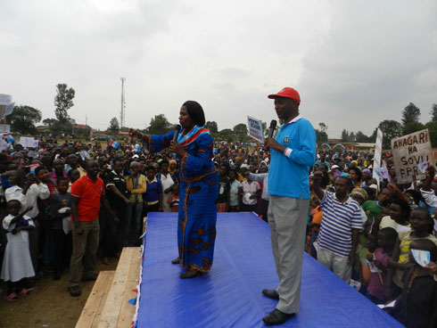 Ibumoso, Umuyobozi wa FPR mu ntara y'Iburasirazuba madamu Uwamariya Odetta, iburyo umuyobozi wa FPR mu karere ka Rwamagana, Uwimana Nehemie imbere y'imbaga y'abayoboke ba FPR bari bitabiriye ukwiyamamaza.