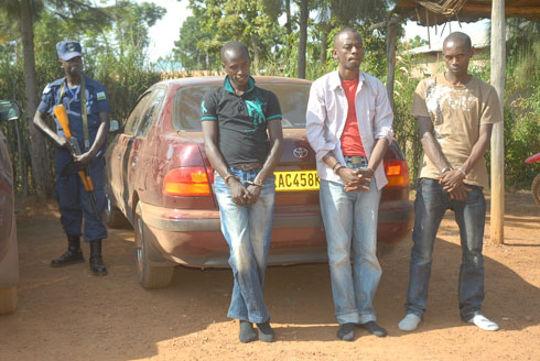 Uhereye iburyo: NGIRINSHUTI, NIRAGIRE na MBONIGABA. Iyo modoka niyo bakoresheje.