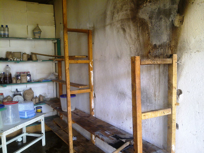 Aha hagaragara etajeri hahozemo ibicuruzwa byahiye, umwotsi ugaragara ku rukuta ni uw