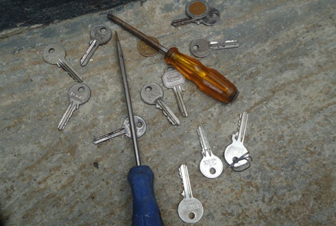 Ibyo basanze mu gikapu cye.