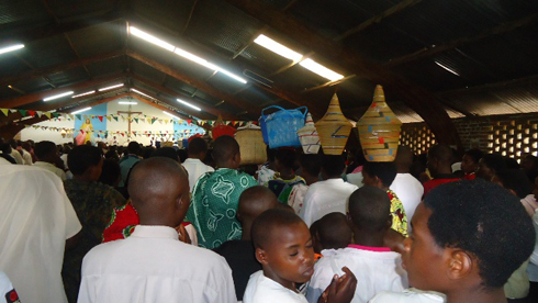 Ibyo bahembye Bikira Maliya babijyana mu Kiliziya bikazafashishwa abatishoboye.