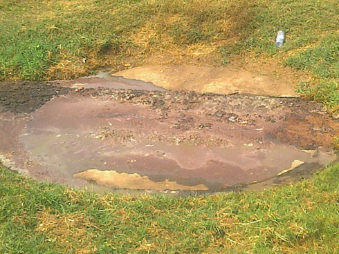 Ibyobo bidapfudikiye hari impungenge ko hari abantu bashobora kubigwamo kuko byegeranye n'ingo z'abaturage.