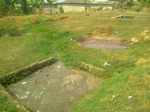 Ibyobo bidapfundikiye ni ibijyamo imyanda ituruka mu kigo cya ESN Nyanza maze umunuko ukibasira ingo ziri hafi aho.