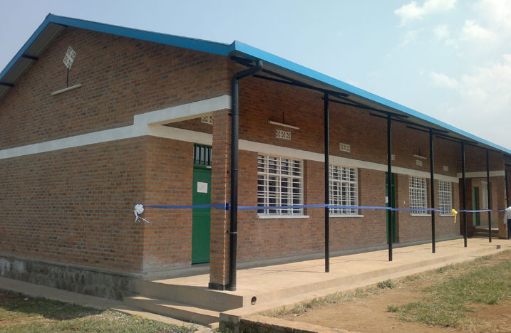 Ibyumba by'amashuri bishya bayatashywe muri Seminari nto ya Nkumba.