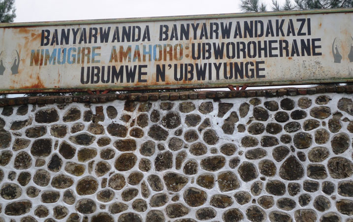 Icyapa gikangurira abantu kubana amahoro birinda ingengabitekerezo ya Jenoside kiri kuri stade Ubworoherane.