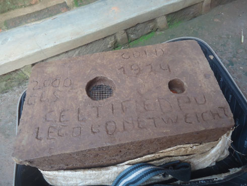 Icyo kibuye nicyo Ndagijimana ashukisha abaturage avuga ko ari imari abazungu basize irimo imbere.