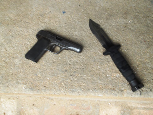 Icyuma n'imbunda babafatanye ku bw'amahirwe ntawe byakomerekeje.