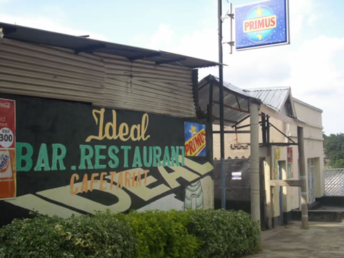 Ku irembo rya Bar Idéal, aho itsinda ry