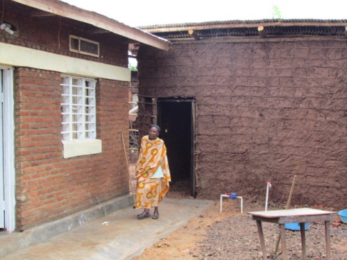 Umukecuru wubakiwe inzu agahabwa n'ibikoresho byo mu nzu.