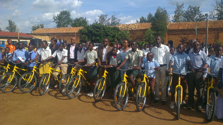 Abana bari bamaze guhabwa amagare bari kumwe n'abayobozi.