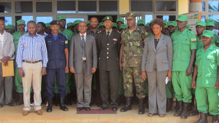 Ifoto y'u rwibutso y'abayobozi mu karere na ba DASSO.