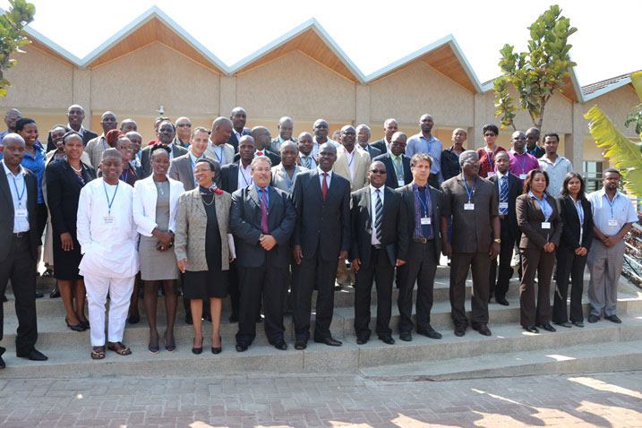 Abitabiriye inama igamije kongerera ubumenyi abakozi bashinzwe ibyo kurengera akayungirizo k