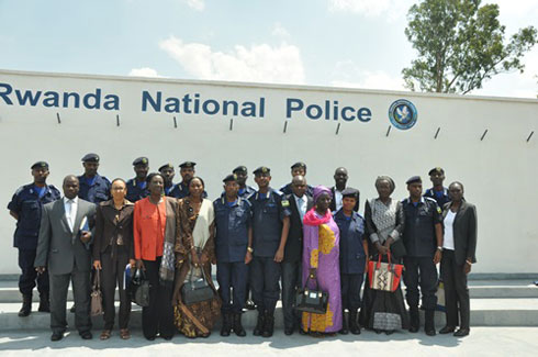 Nyuma yo gusobanurirwa ibikorerwa muri Isange One Stop Center bafashe ifoto y'urwibutso.