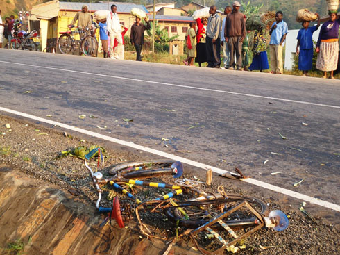 Igare yari atwayeho inanasi rikiri mu muhanda. (Foto: L. Nshimiyimana)
