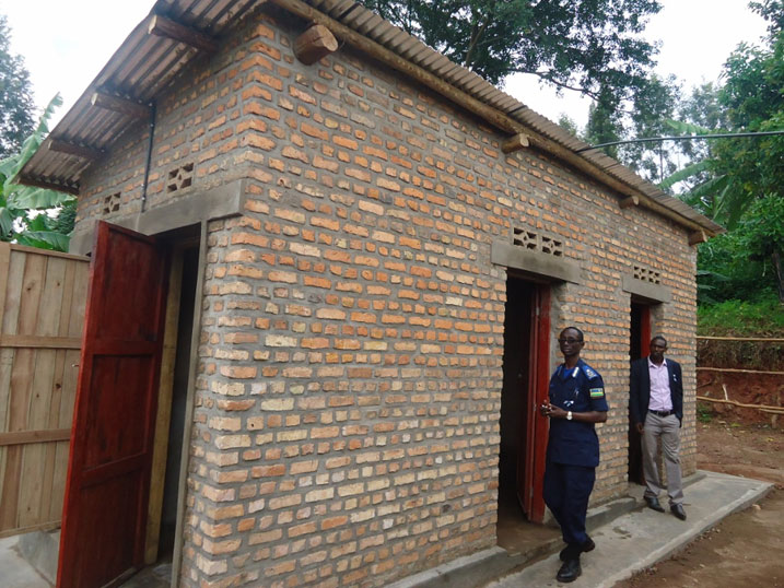 Igikoni ndetse n'ubwiyuhagiriro nabyo byubakishije amatafari ahiye.