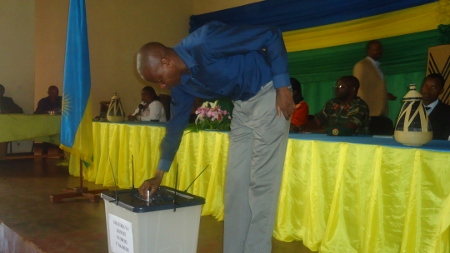 Amatora yabaye mu ibanga. Yatangiye saa tanu n