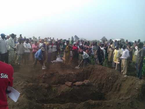 Igikorwa cyo gushyingura cyari kitabiriwe n'abantu benshi.