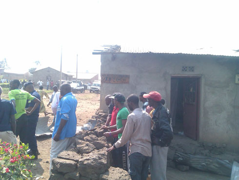 Abantu bari batabaye aho igisasu kiguye.