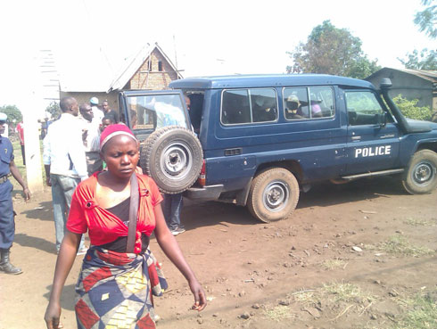 Abantu bashyira umurambo mu modoka.