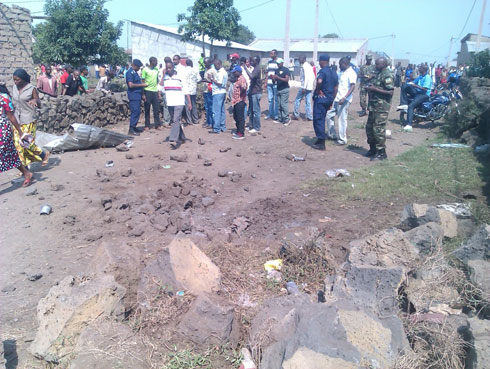 Aho igisasu kiguye mu muhanda n'abantu baje kureba.